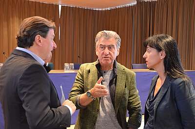 Nick Hayeck, CEO de Swatch Group, entouré par Corrado Pardini, responsable de l’industrie d’Unia et Vania Alleva, présidente d’Unia.