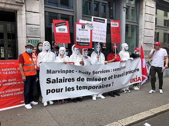 Des employées intérimaires de Marvinpac ont manifesté à Vevey devant l’entreprise de travail temporaire Kelly Services contre leurs salaires et conditions de travail misérables.