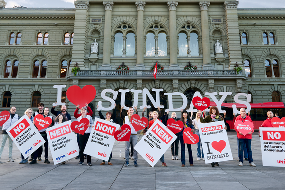 Un gruppo di persone mostra cartelli e grandi lettere che formano la scritta «I love Sundays».