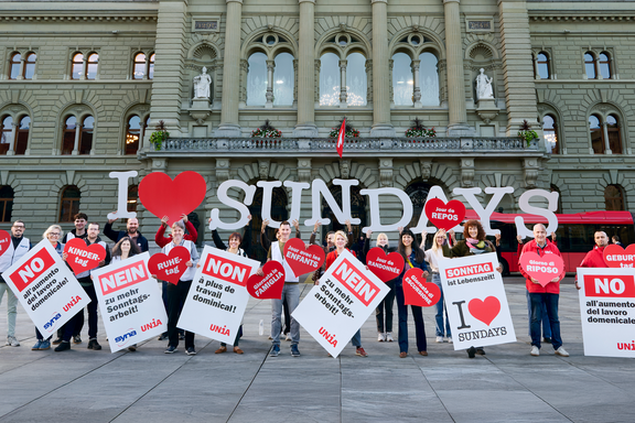 Des gens brandissent des affiches et des grandes lettres: «I love Sundays».