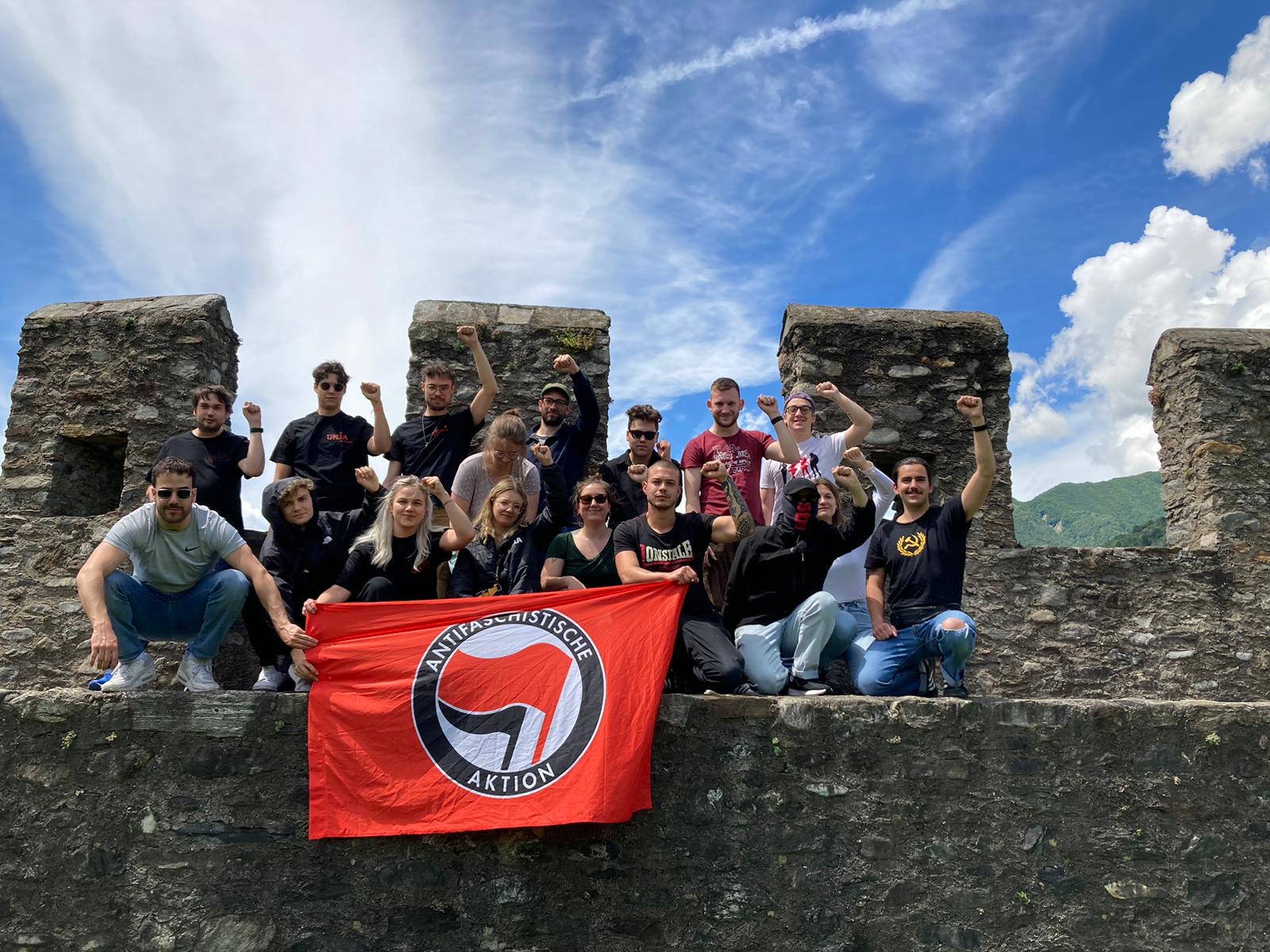 Junge Mitglieder der Gewerkschaft Unia hissen ihr Transparent auf dem Castel Grande von Bellinzona. Damit demonstrieren sie für Toleranz und Solidarität und gegen Hass und Gewalt. Gemeinsam sind wir stark.