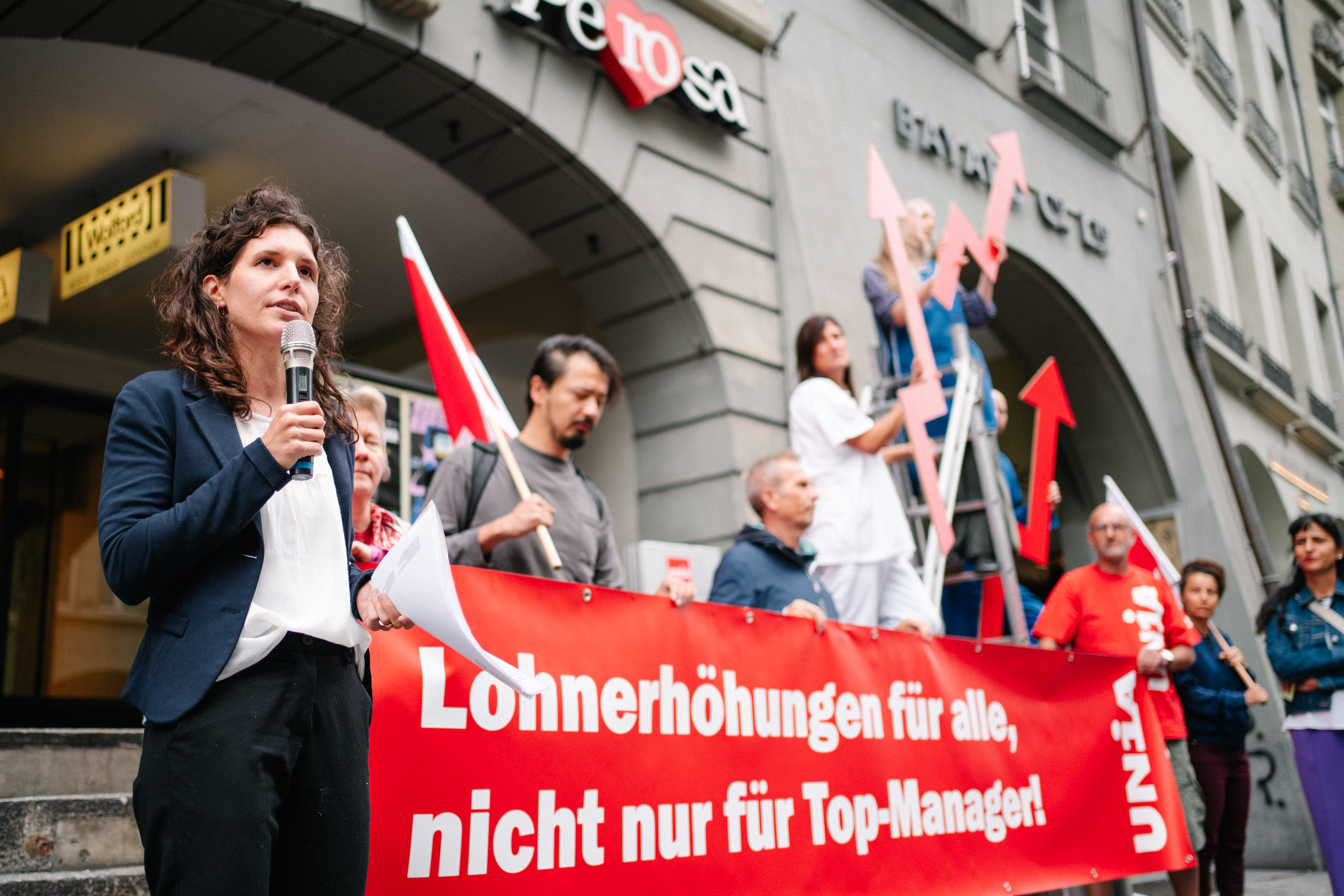 Gruppenfoto von Unia-Gewerkschaftern mit einem Transparent