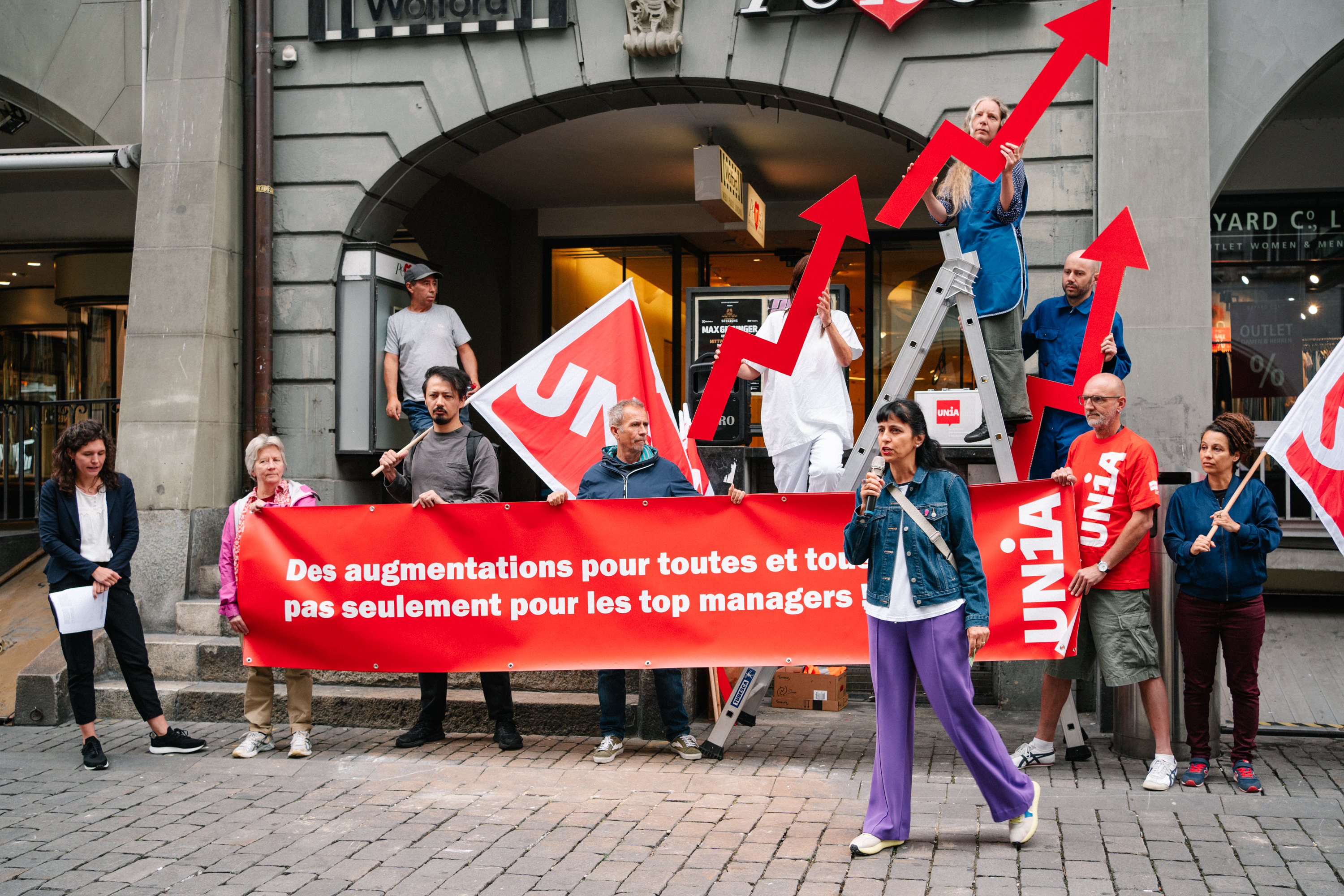 Photo de groupe de syndicalistes d’Unia avec une banderole