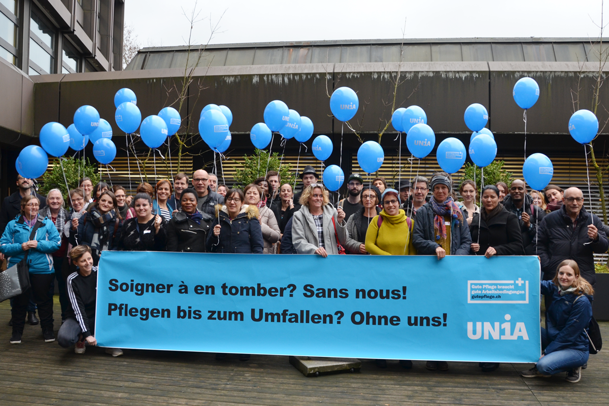 Gruppenbild der Pflegekonferenz 2019 mit Transpi: Pflegen bis zum Umfallen? Ohne uns!