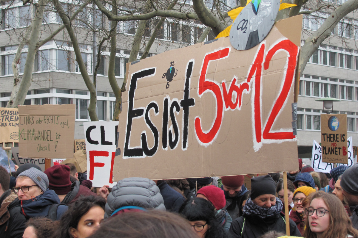 Demo-Schild: Es ist 5 vor 12