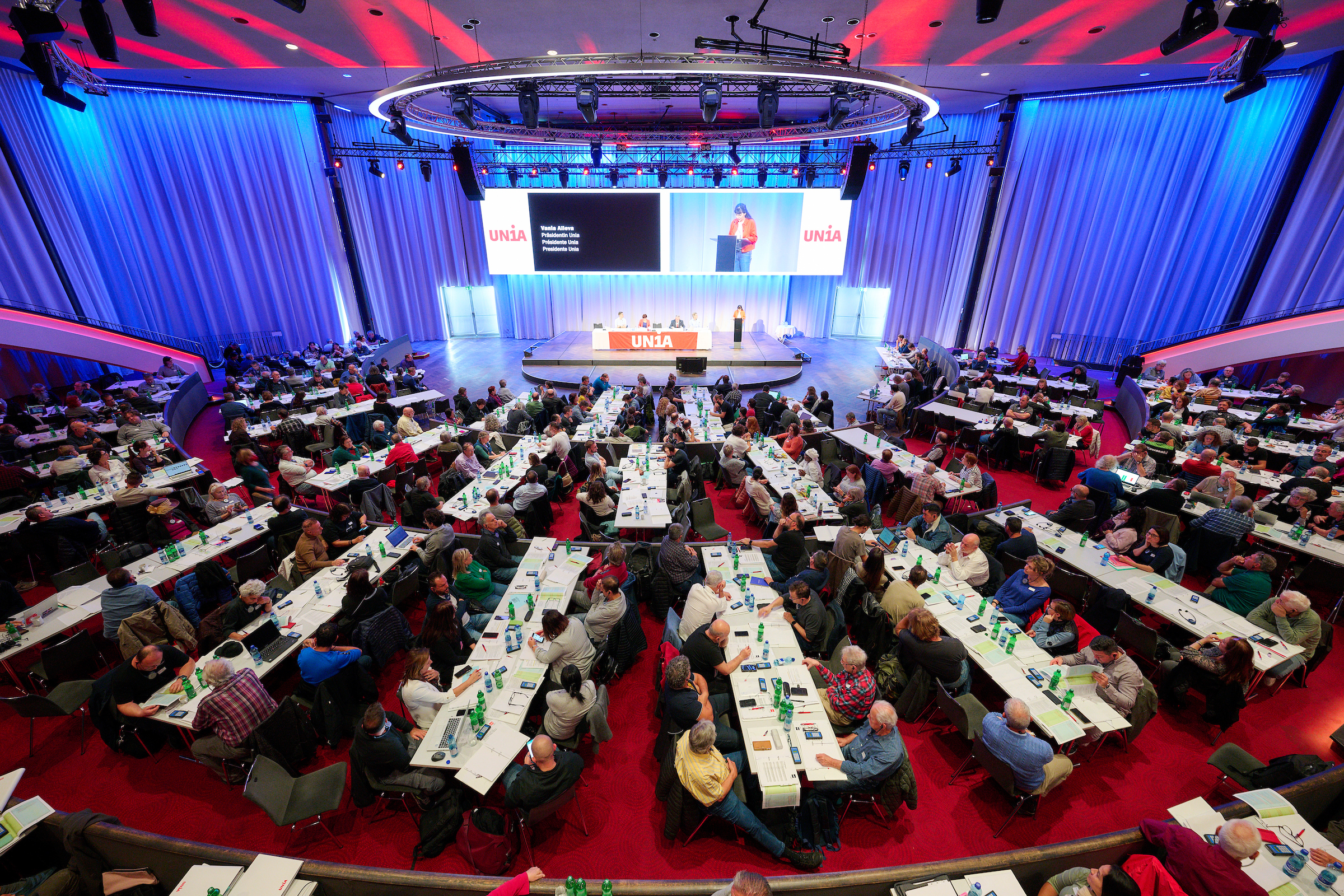 Vista dall'alto dei partecipanti del Congresso Unia 2023 in una grande sala conferenze 