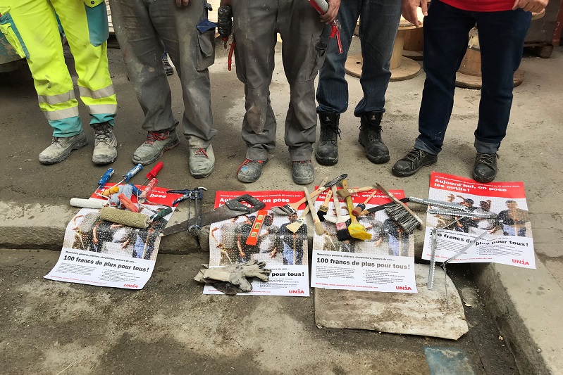 Outils, flyers d'Unia et chaussures de chantier