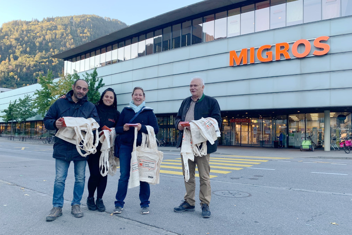 Sindacalisti della sezione grigionese di Unia davanti a una filiale Migros di Coira