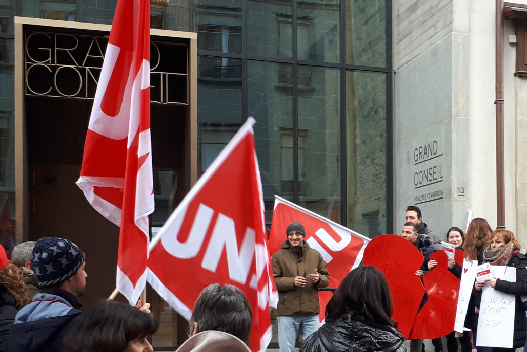 Streikende von Symetis mit Unia-Fahnen vor dem Waadtländer Kantonsparlament