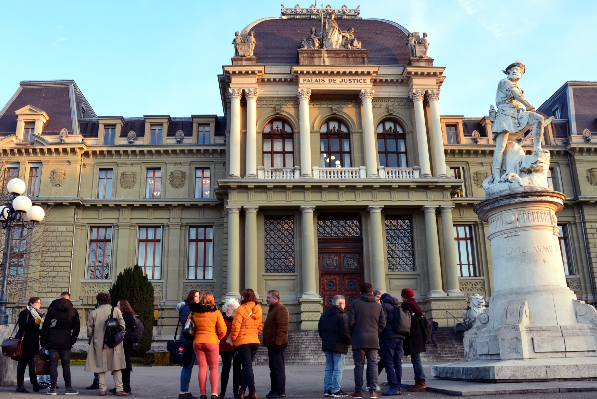 Personnes devant le tribunal de Montbenon