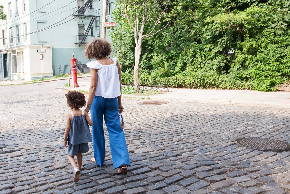 Le lavoratrici sole nella cura dei figli sono tra le categorie a più rischio povertà in Svizzera