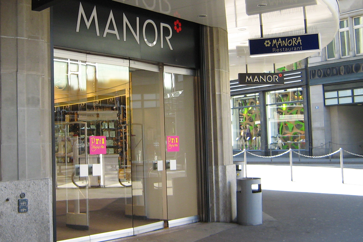 Entrée vide du grand magasin Manor