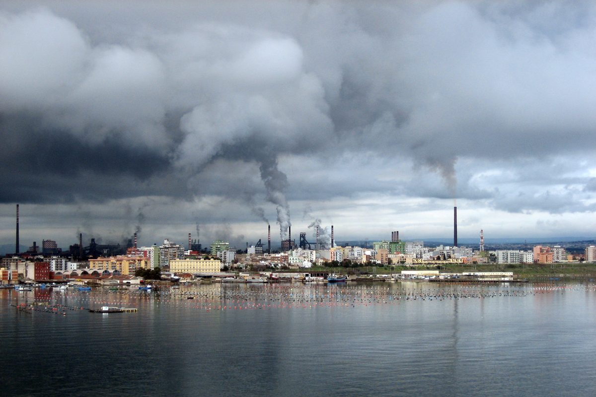 Un’immagine dell’ex Ilva di Taranto, un luogo che fa rima con nocività. 