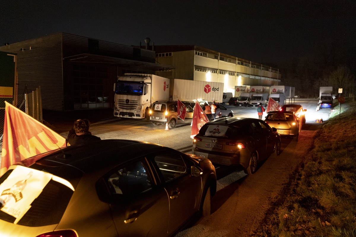 Autos vor dem DPD-Depot in Bussigny