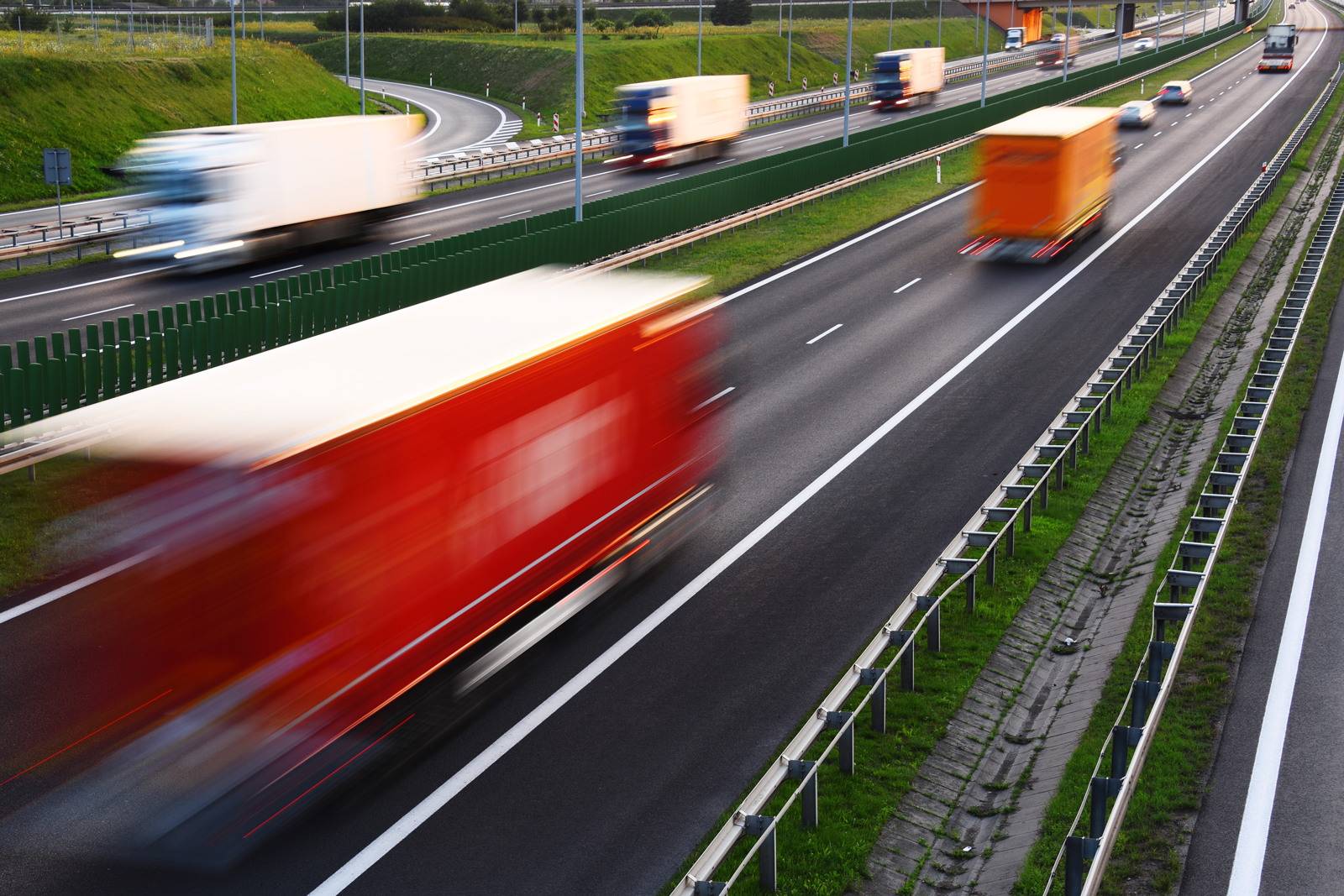 Camions sur l'autoroute