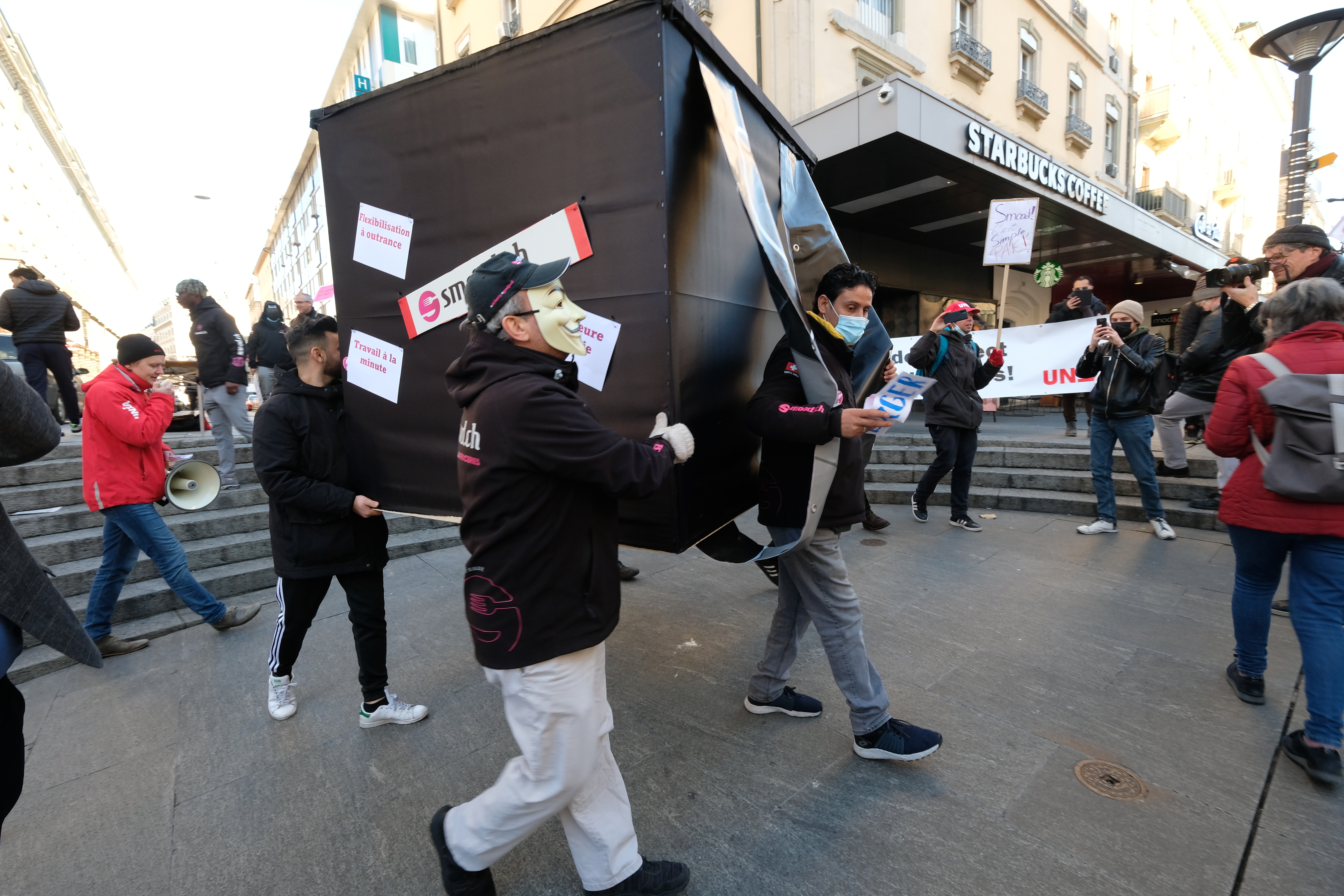 Des livreuses et livreurs de Smood protestent à Genève.