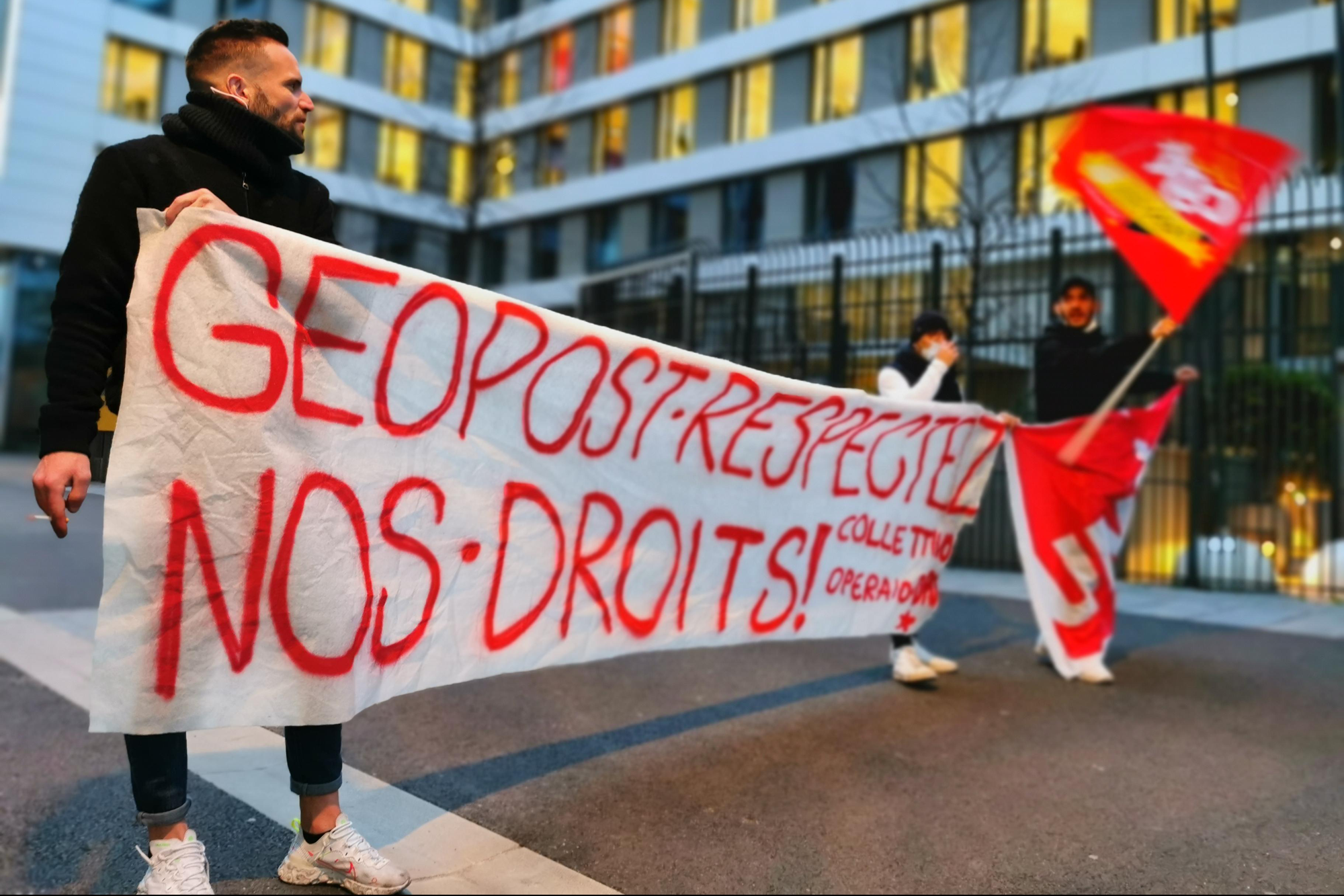 Gli autisti licenziati alla sede di La Poste a Parigi