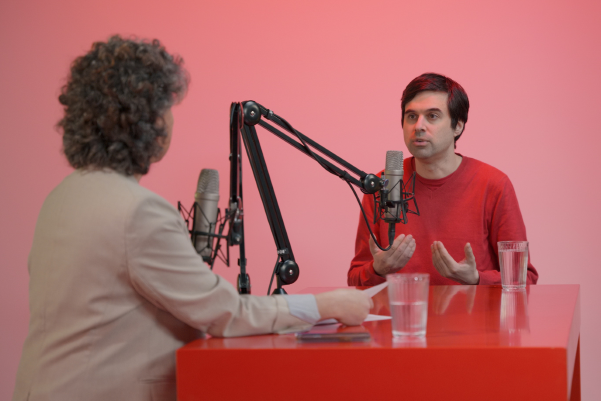 Le conseiller national Samuel Bendahan dans le studio du premier épisode du podcast Industrie News