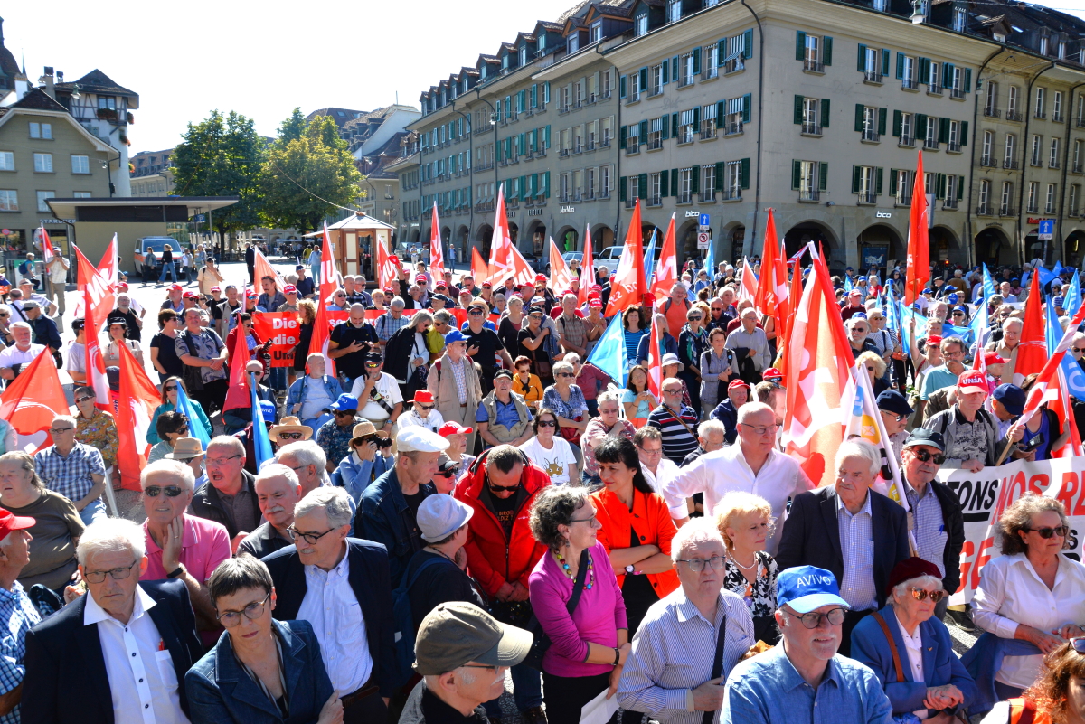 Ältere Demonstrantinnen und Demonstranten feiern bei einer von der Gewerkschaft Unia mitorganisierten Aktion in Bern das 75-jährige Bestehen der AHV und werben für die AHVx13-Initiative.