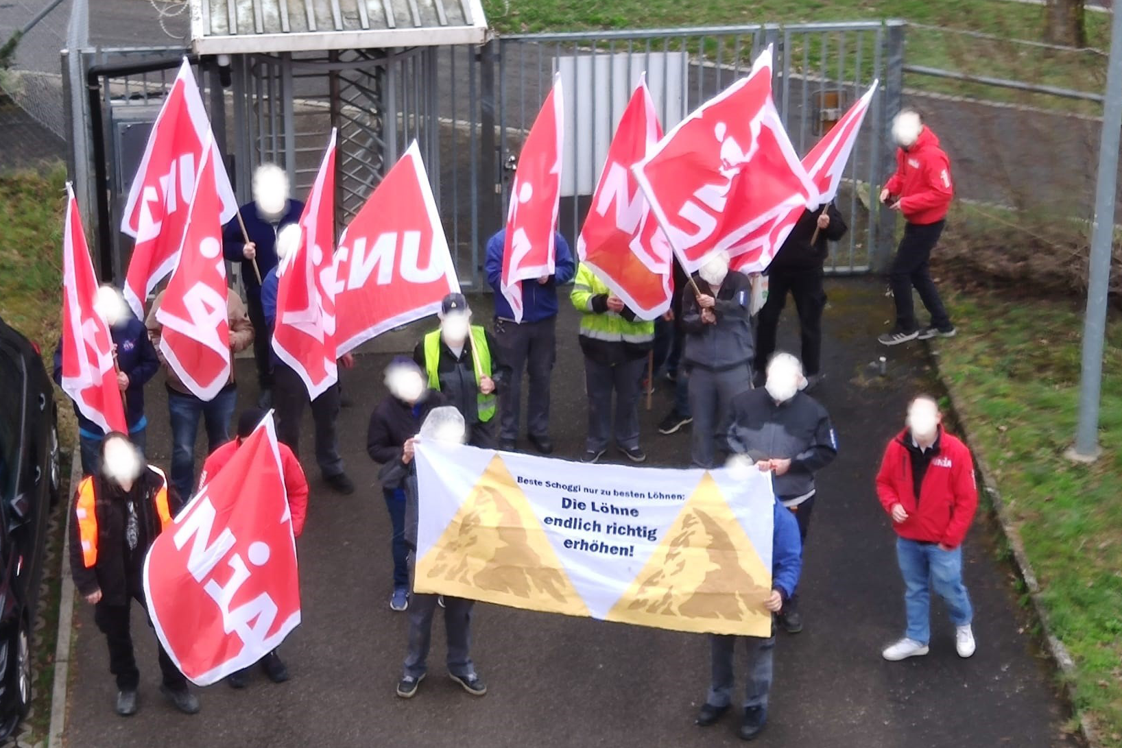 Action de protestation, avec des drapeaux d'Unia