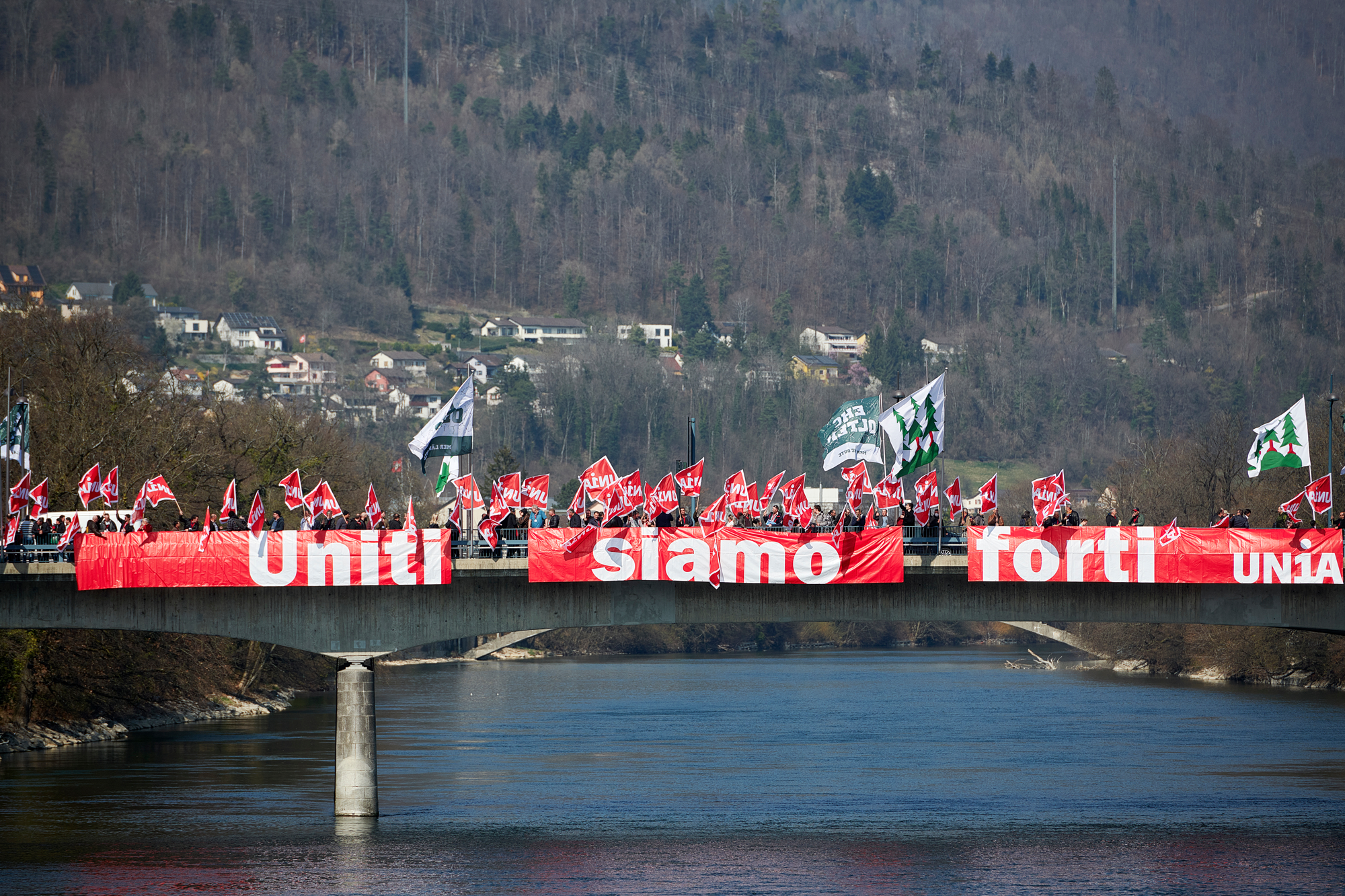 Striscione su ponte sopra l'Aare: uniti siamo forti!