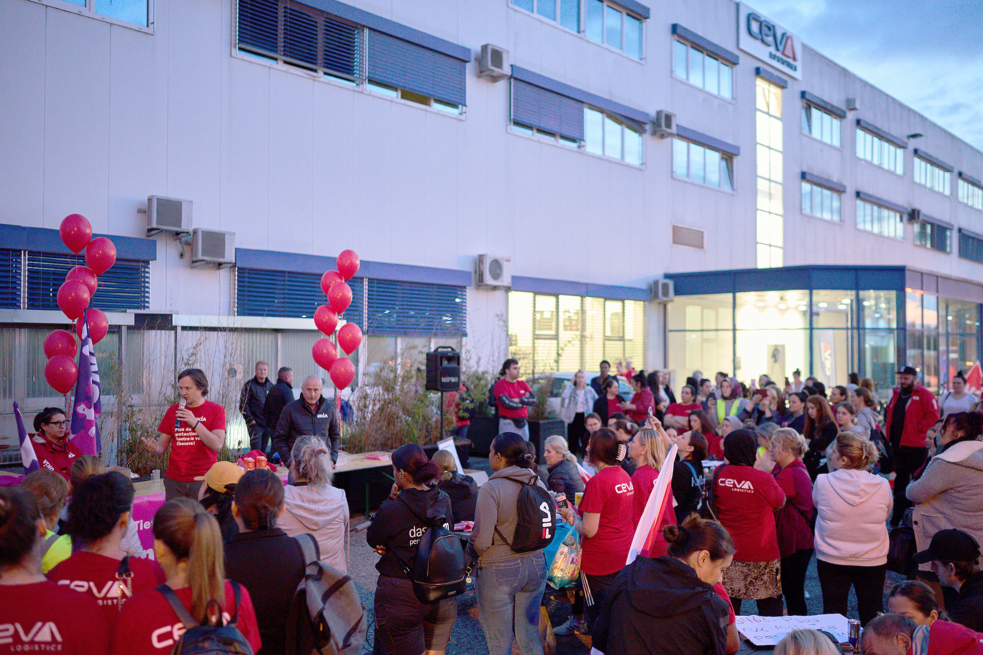  Beschäftigte von Ceva Logistics protestierten vor dem Betrieb