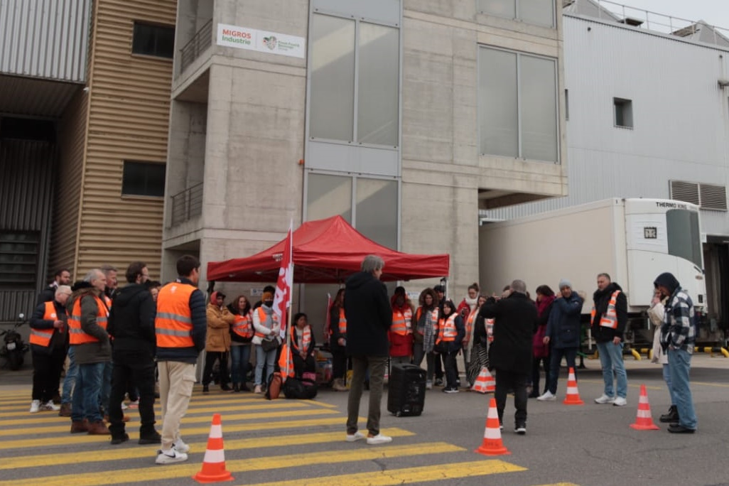 Streikversammlung vor dem Micarna-Werk in Ecublens