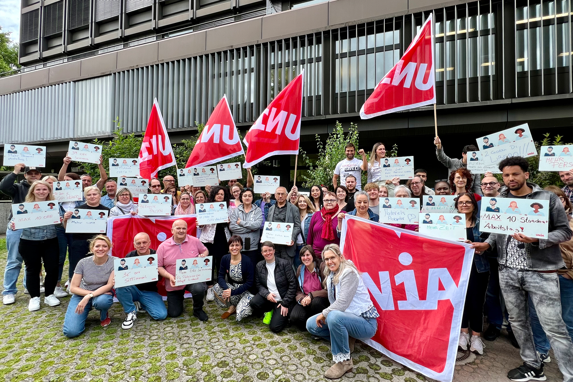 Photo de groupe des délégué-e-s à la conférence Coop devant le secrétariat central d'Unia à Berne