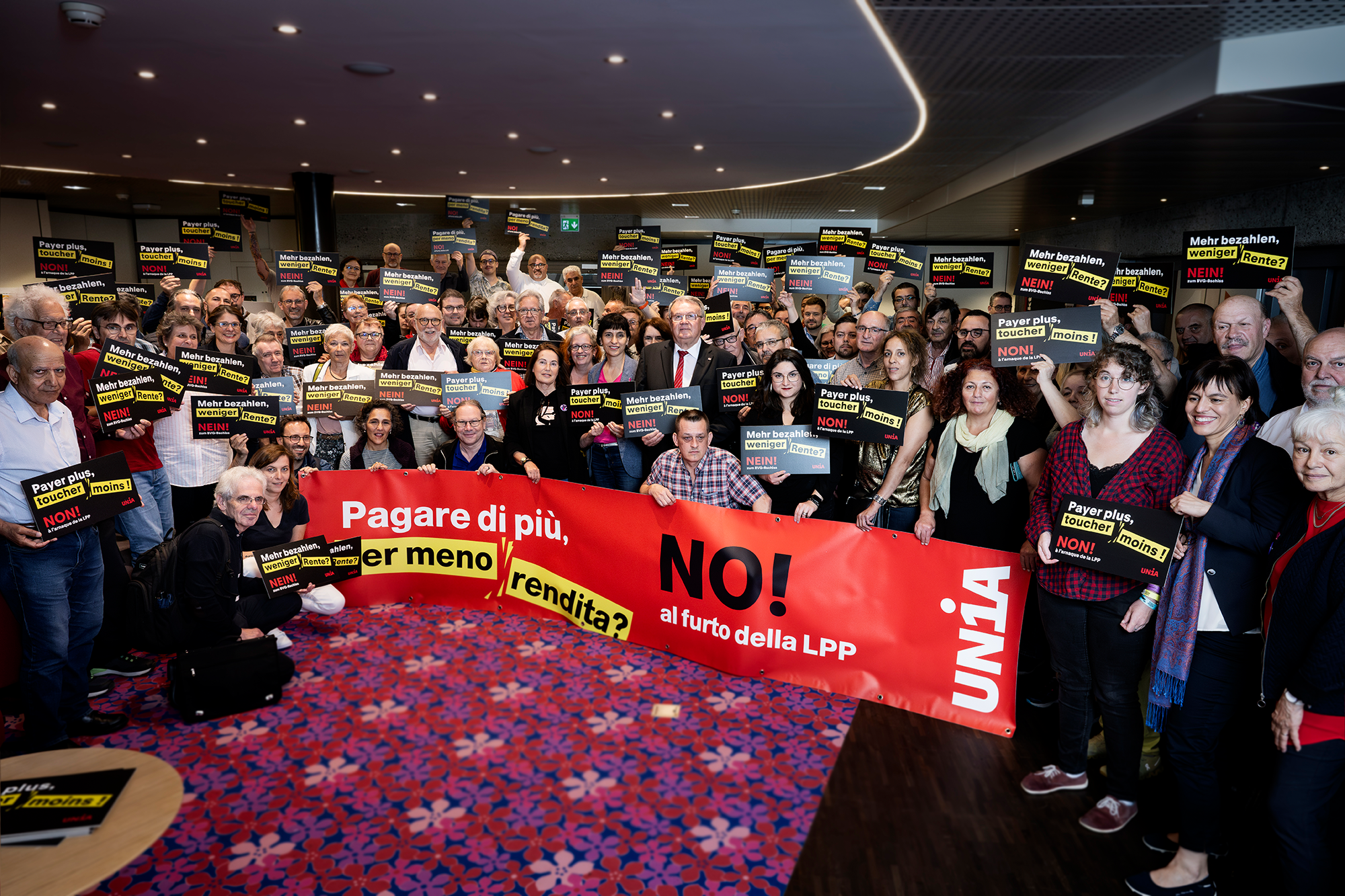 Le delegate e i delegati con striscione "Pagare di più per meno rendita? No al furto della LPP! 