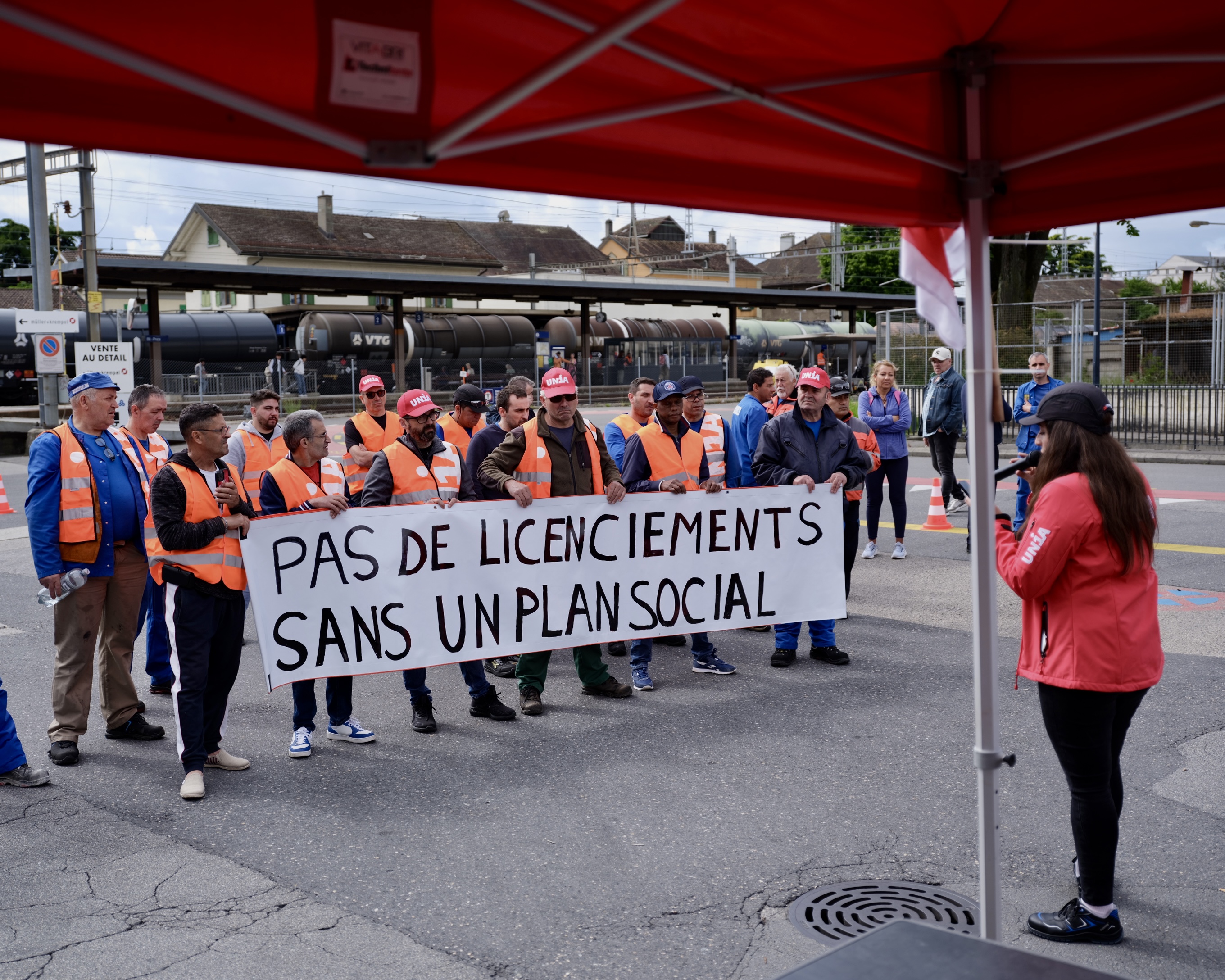 Arbeiter in Arbeitskleidung an einer Aktion mit der Gewerkschaft Unia