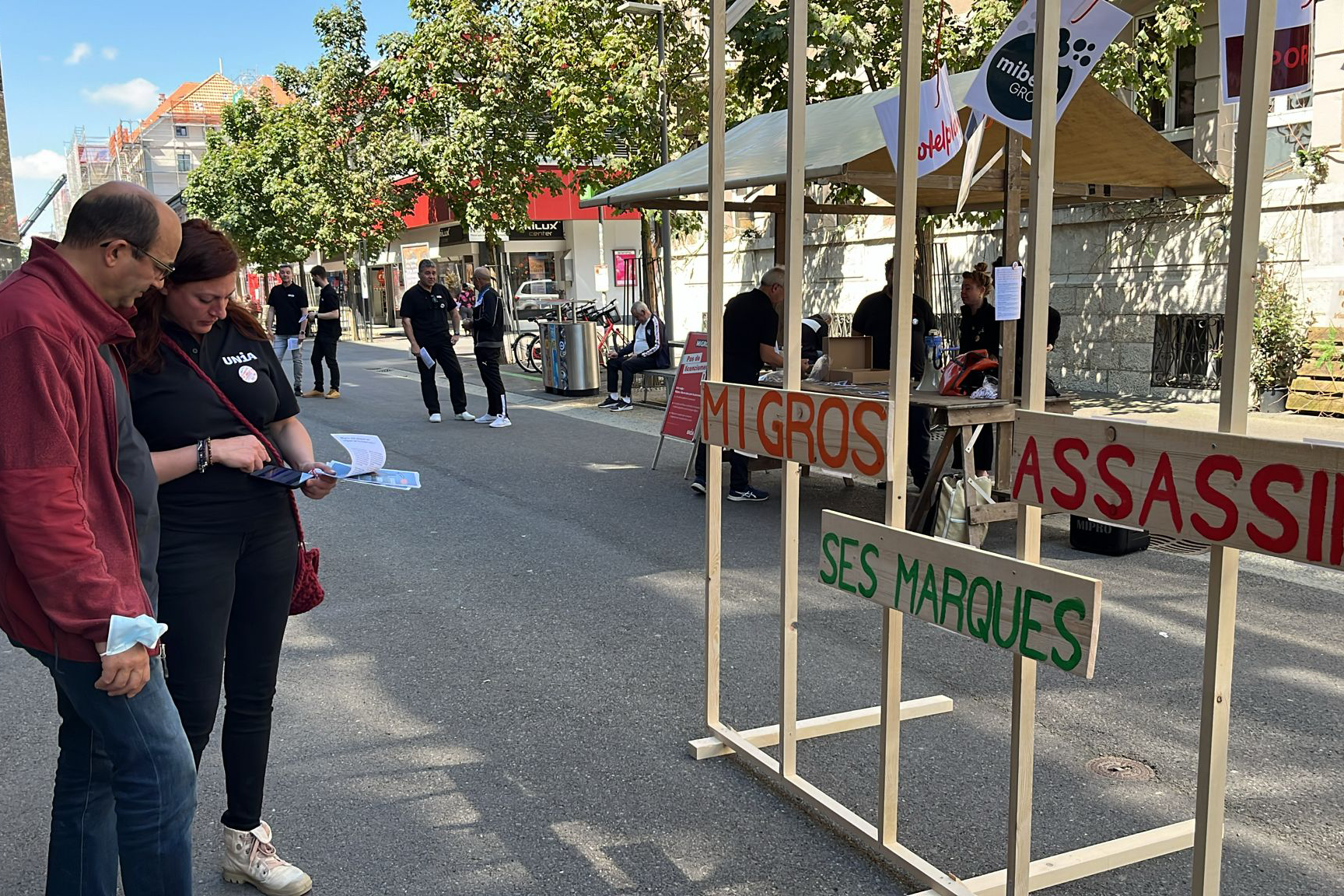 Une action d’Unia dans la rue à La Chaux-de-Fonds pour protester contre les licenciements chaotiques chez Migros