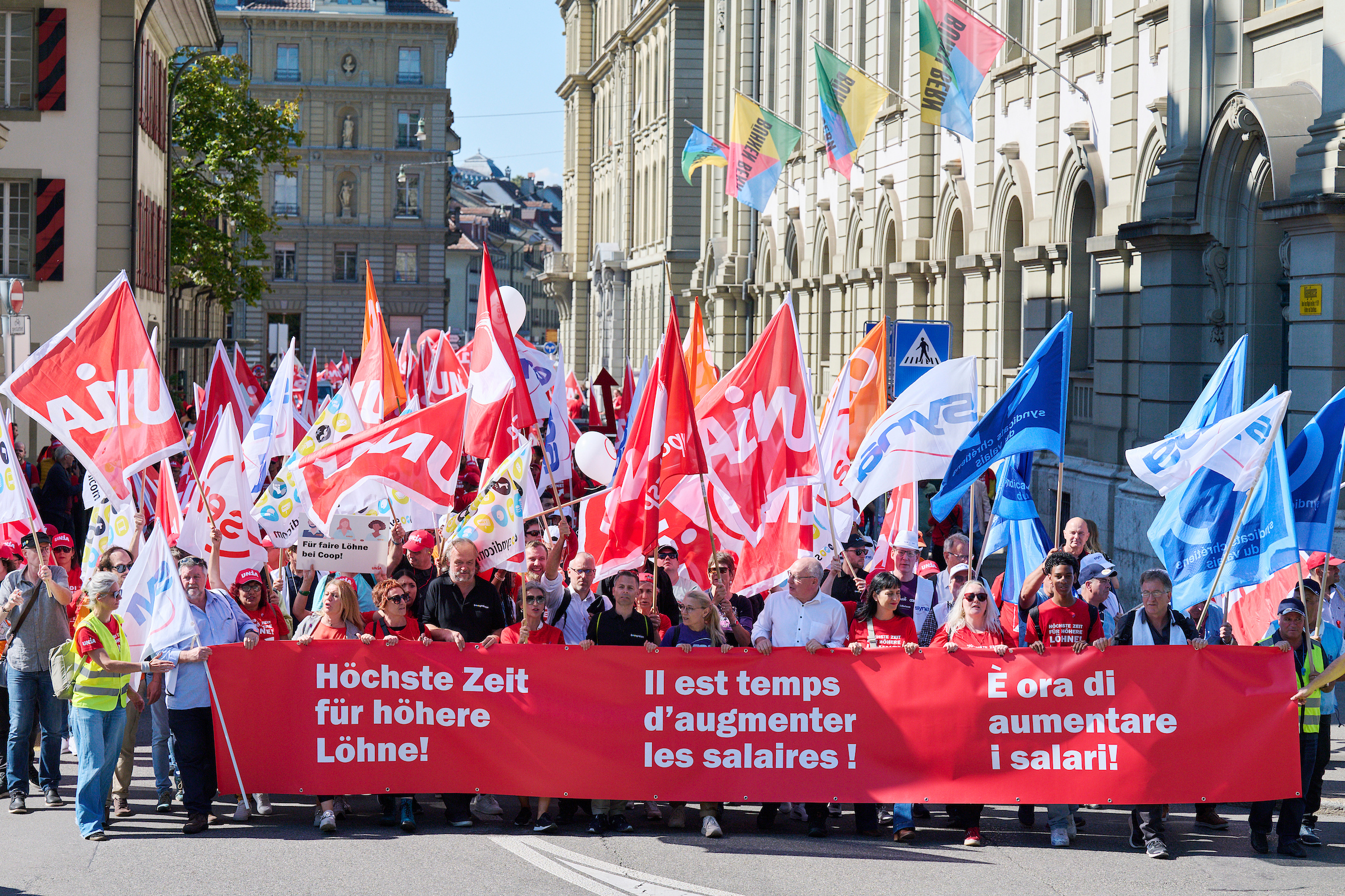 Banderole de la manif: "Il est temps d'augmenter les salaires" en 3 langues