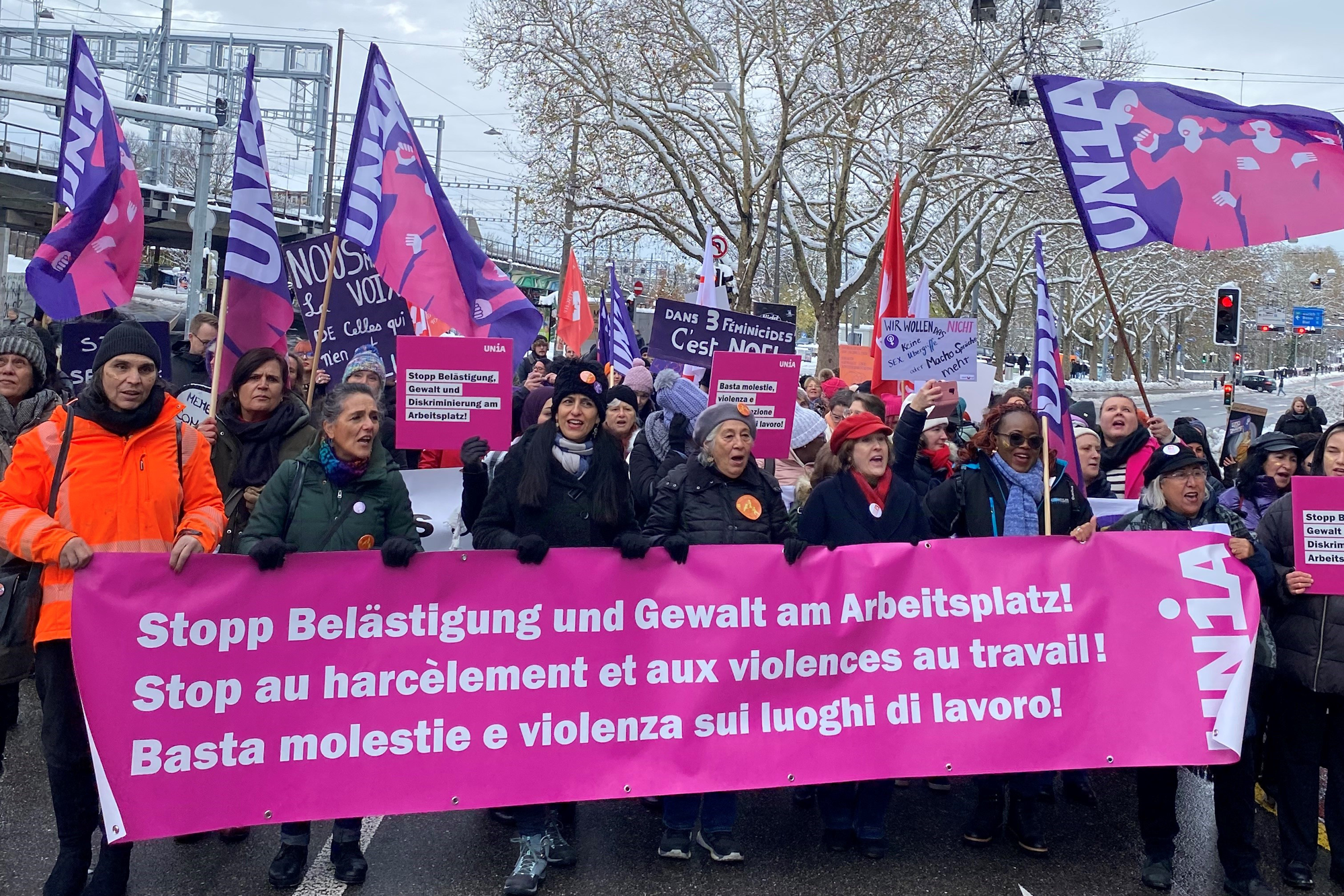 Gewerkschafter:innen, eine davon Unia-Präsidentin Vania Alleva, hält das Transparent des Gewerkschaftsblocks an der ersten nationalen Demonstration gegen Gewalt an Frauen. Auf dem Transparent steht in drei Sprachen: «Stopp Belästigung und Gewalt am Arbeitsplatz!»