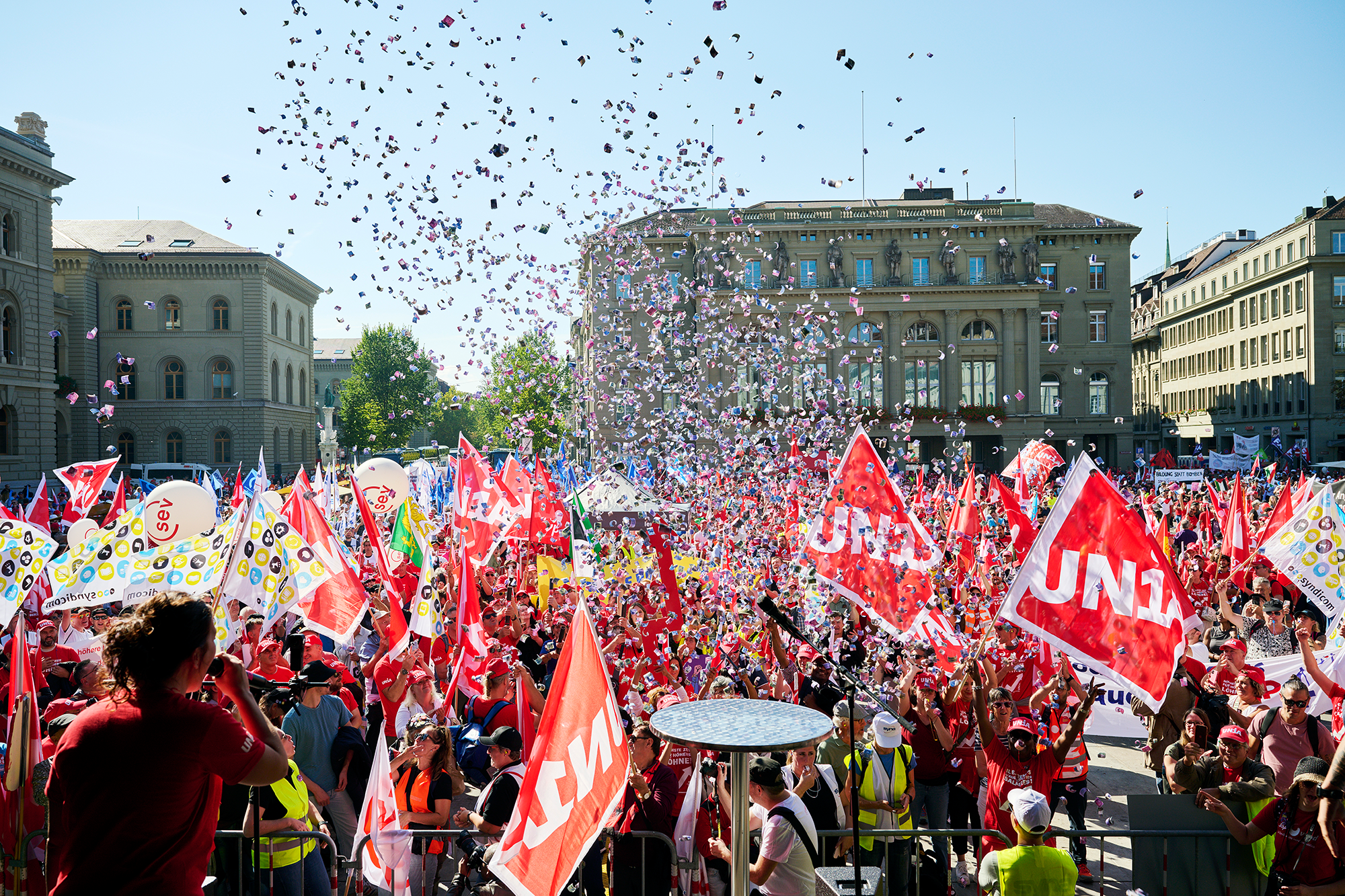 Lohn-Demo 2024 mit Konfetti auf dem Bundesplatz in Bern