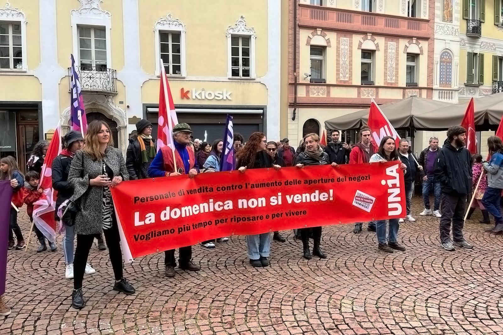 Stricione al corteo del 1o Maggio a Bellinzona: "La domenica non si vende!"