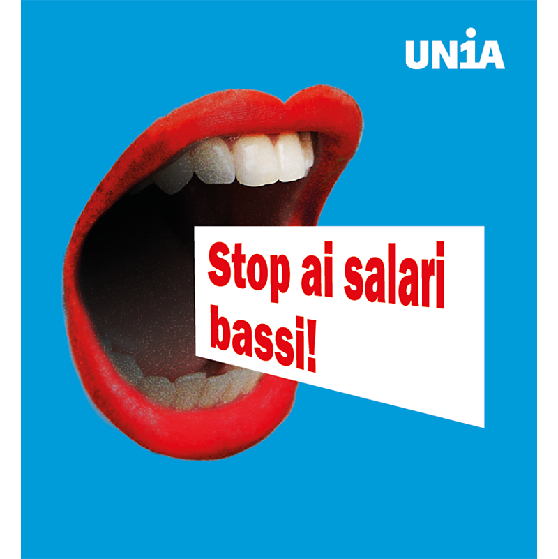 Bocca spalancata con labbra rosse su sfondo blu che grida «Stop ai salari bassi!».